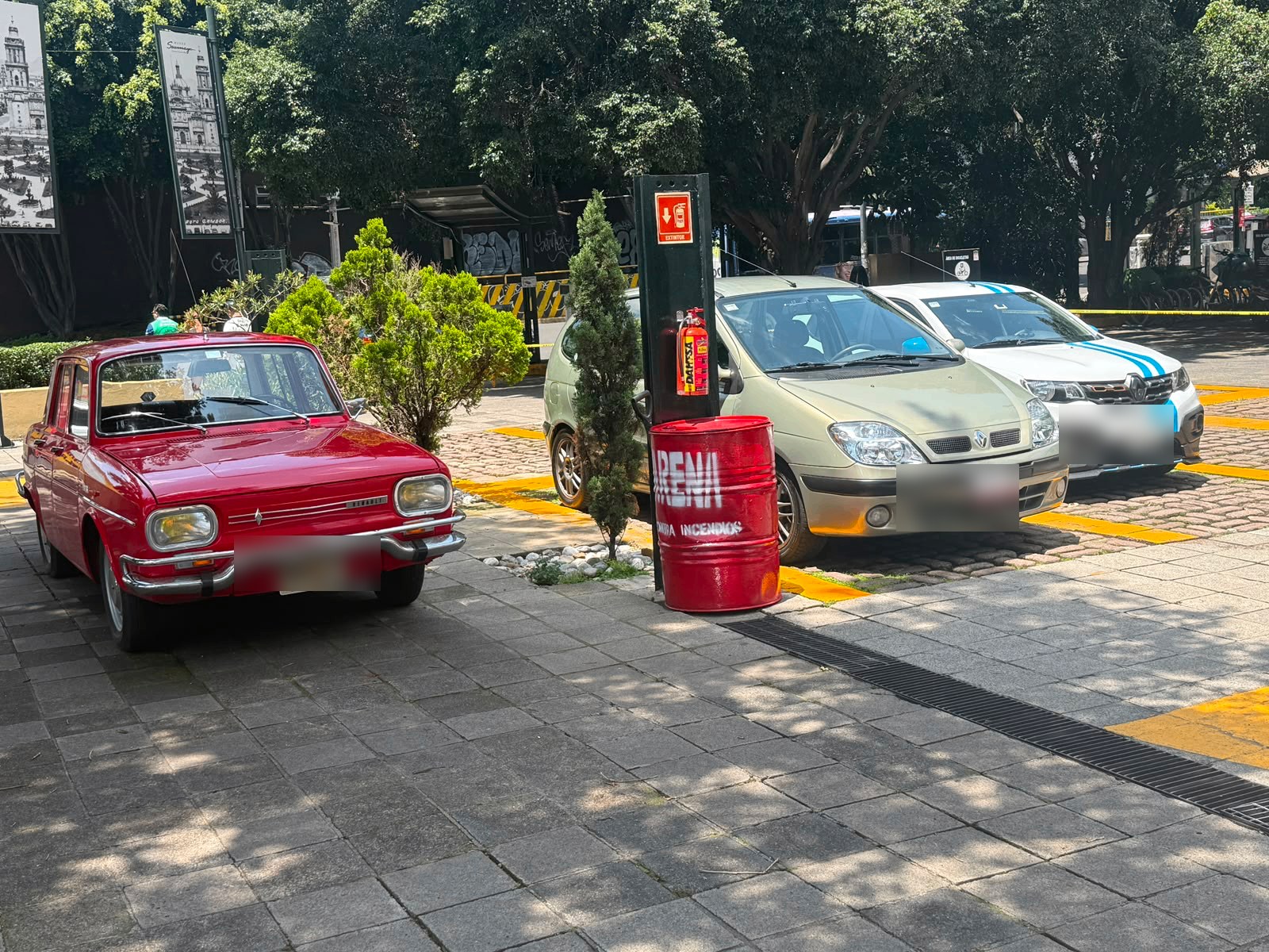 Renault 10 rojo clásico junto a Scénic y Kwid del club en el desayuno del 12 de julio de 2026, con matrículas difuminadas
