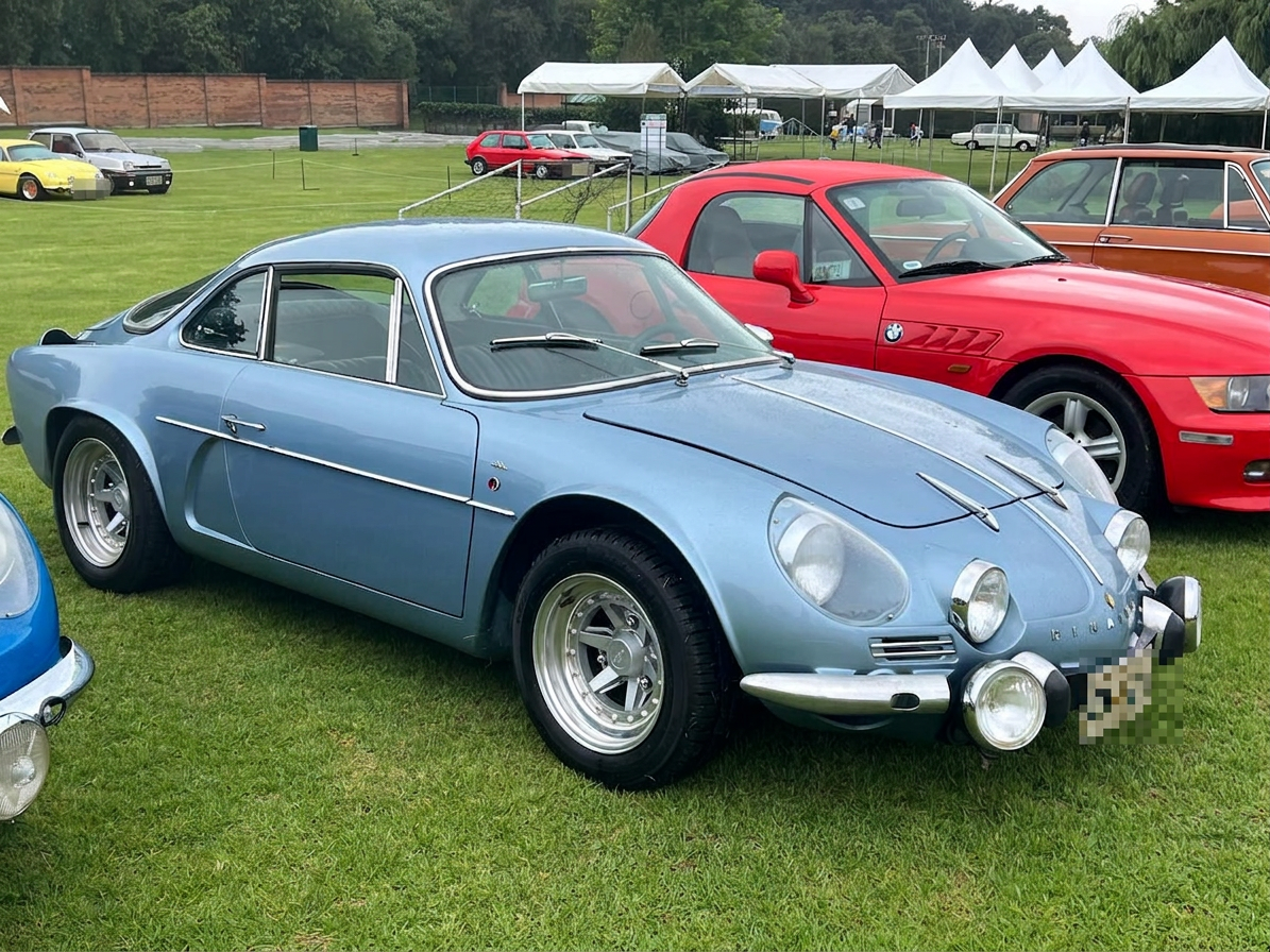 Alpine azul del CRGS exhibido en la Gala del Automóvil 2026 organizada por FEMAAC con presencia de FIVA
