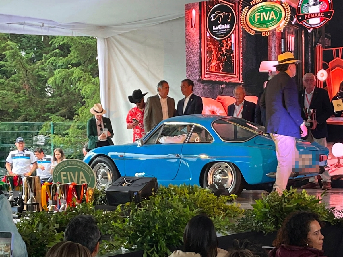 Alpine A110 azul del CRGS en la premiación de La Gala Internacional del Automóvil 2026, con insignias FIVA y FEMAAC