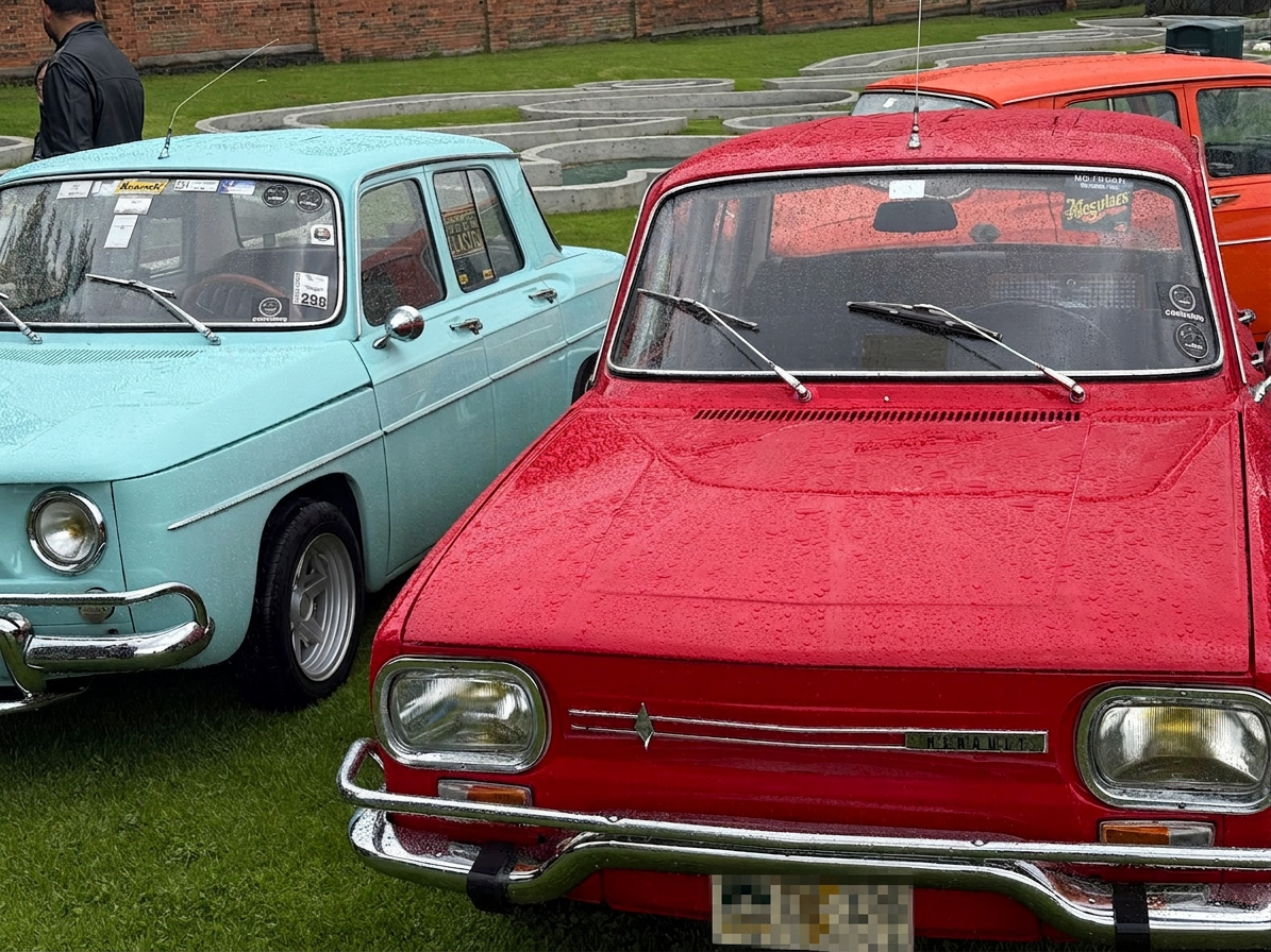 Renault 8 turquesa y Renault 10 rojo del CRGS en La Gala del Automóvil 2026
