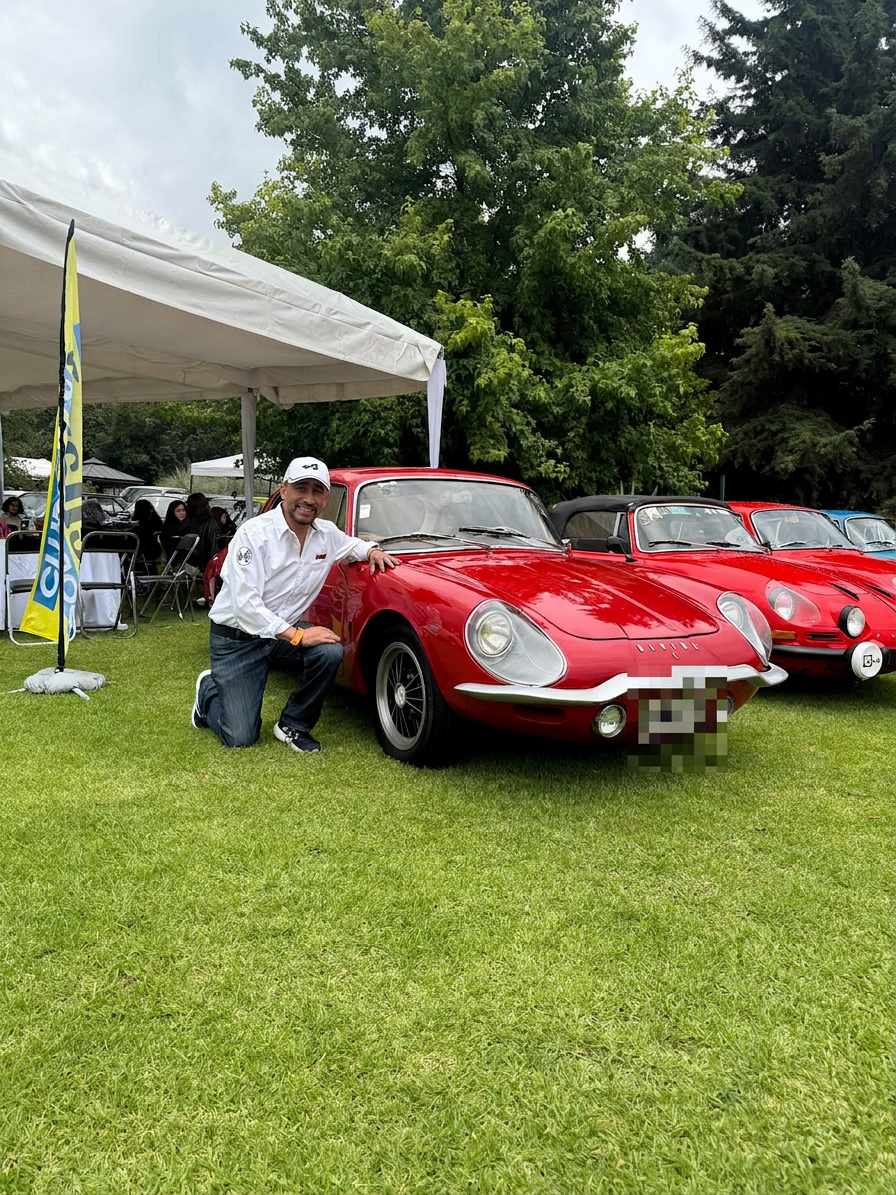 Participante del CRGS junto a un Alpine rojo en la Gala del Automóvil 2026 con presencia de FIVA y FEMAAC