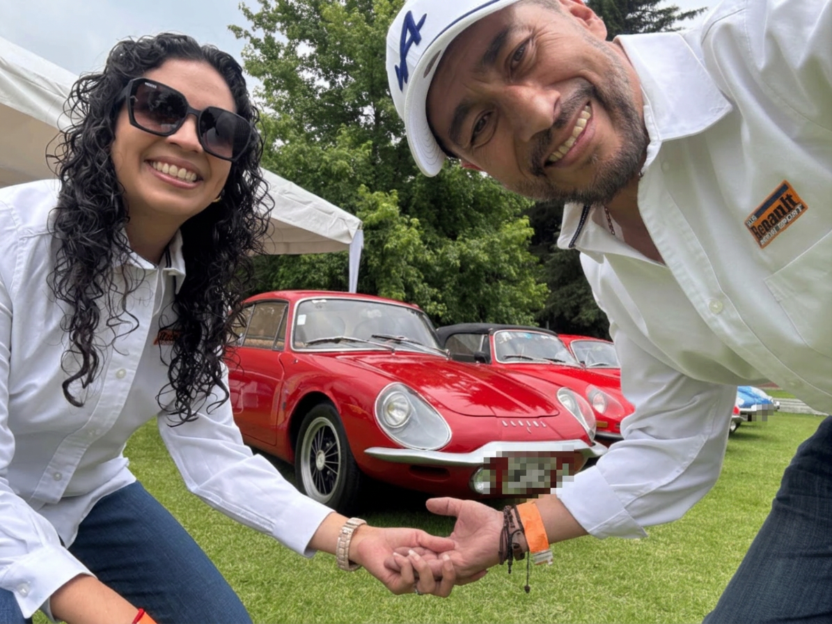 Dos integrantes del CRGS posando frente a un Alpine rojo en la Gala del Automóvil 2026