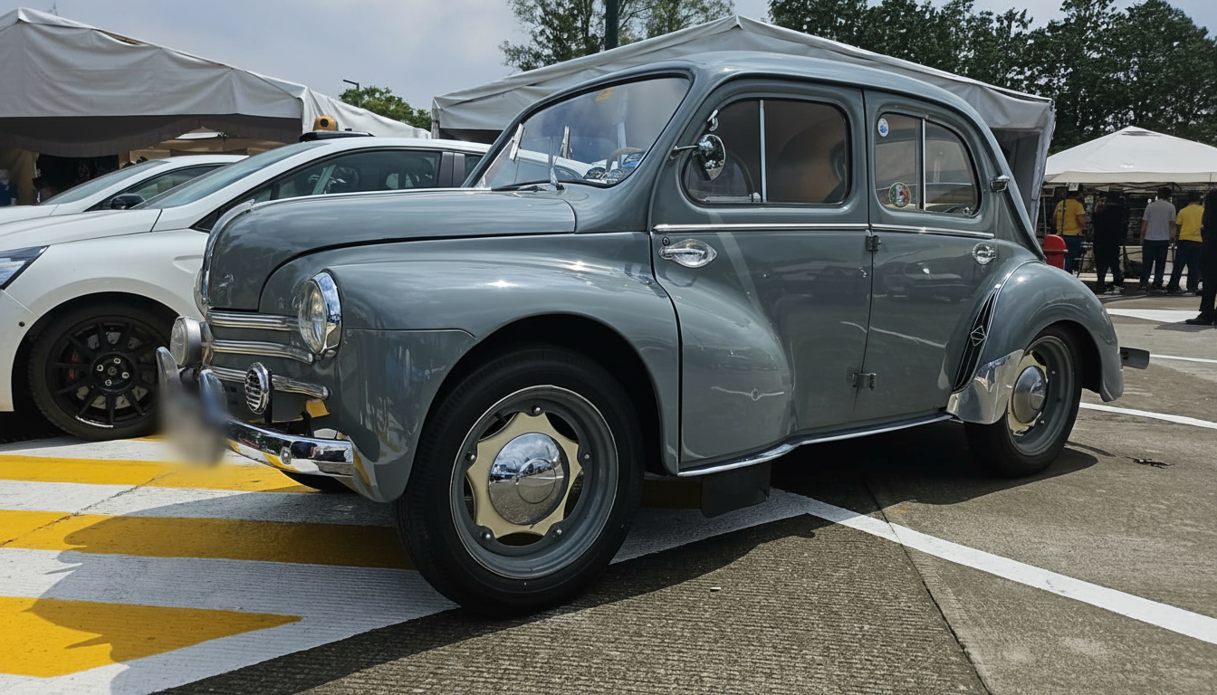 Renault 4CV gris de perfil en evento de clásicos