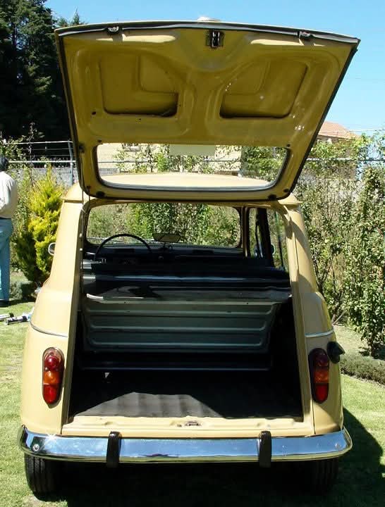 Renault 4L amarillo con la cajuela abierta mostrando su amplio espacio interior
