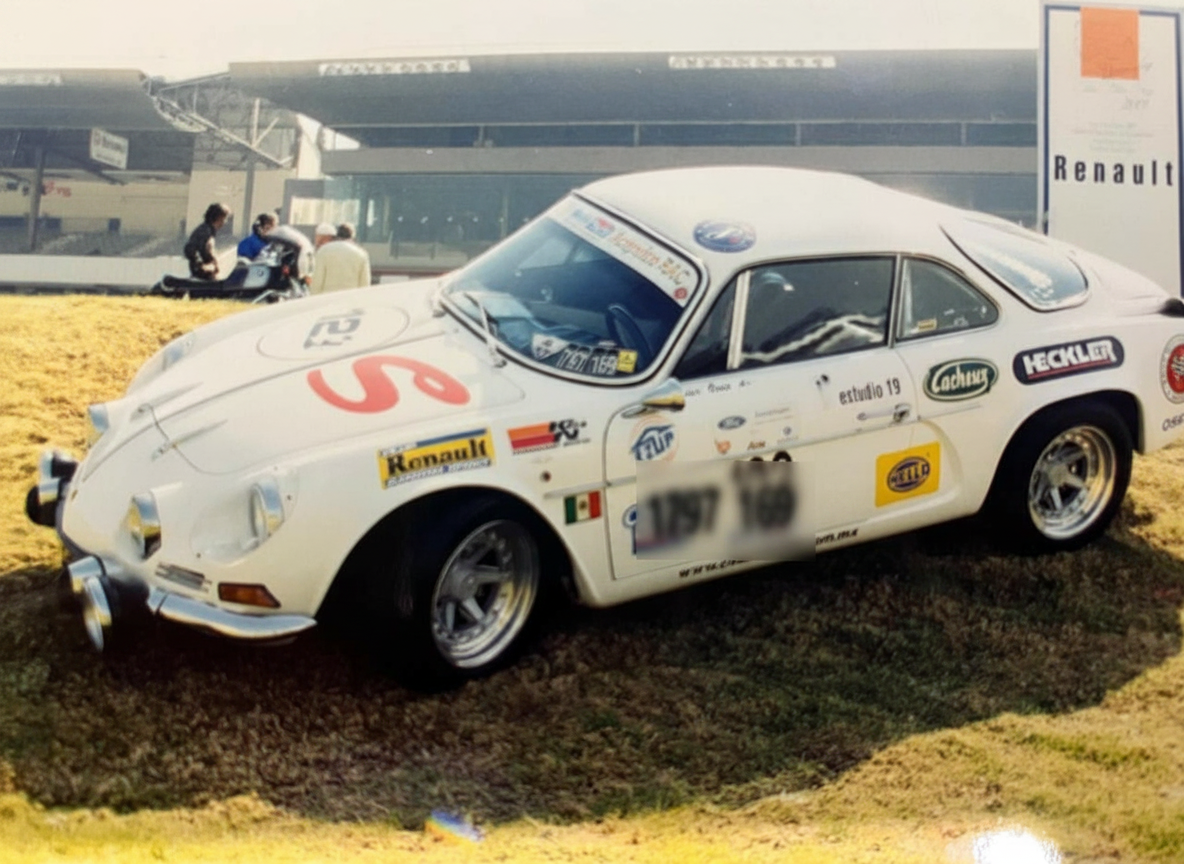 Alpine A110 blanco número 123 con calcas Renault Gordini Sport en exhibición frente a stand Renault
