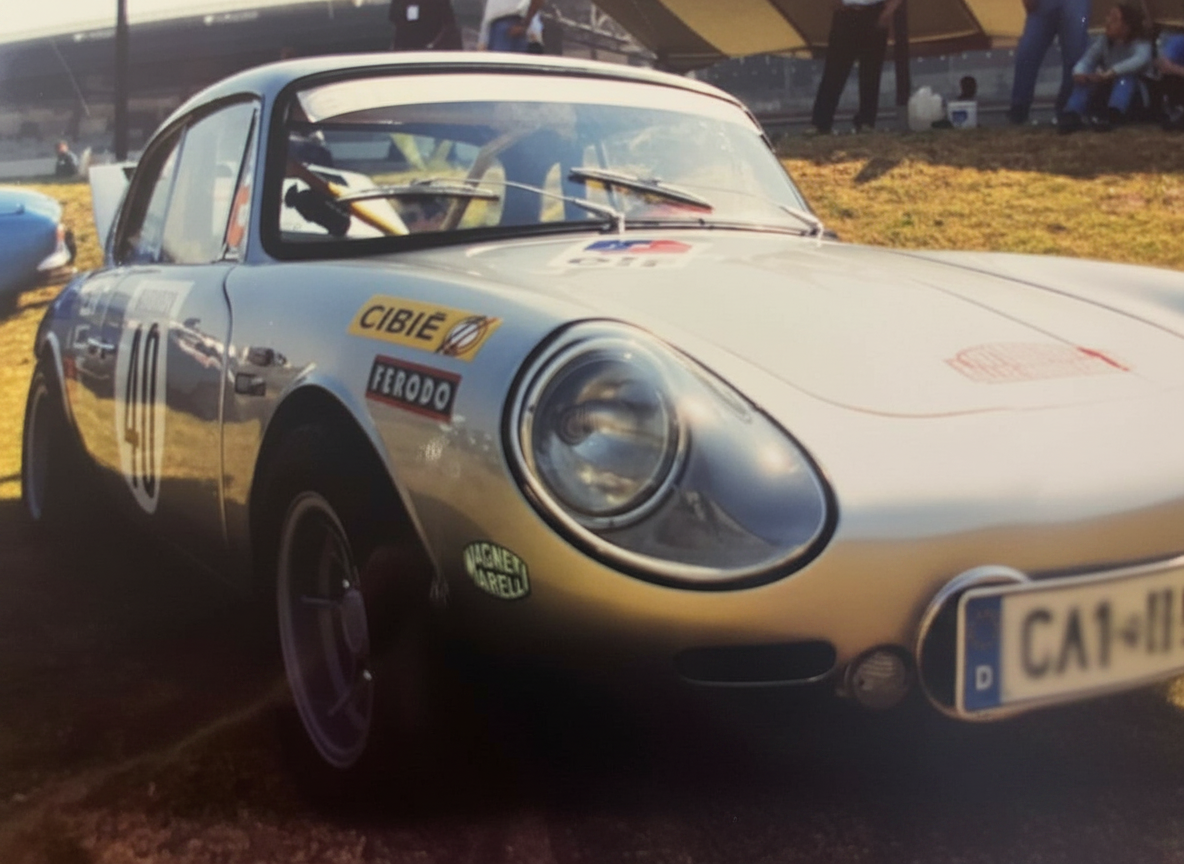 Alpine GT4 plateado número 40 con calcas Cibié y Ferodo