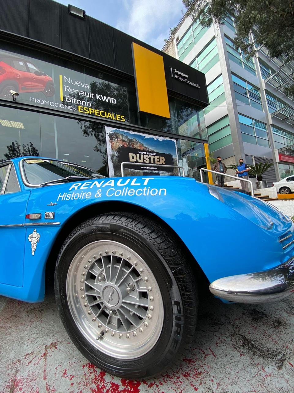 Alpine azul Renault Histoire & Collection en agencia Renault