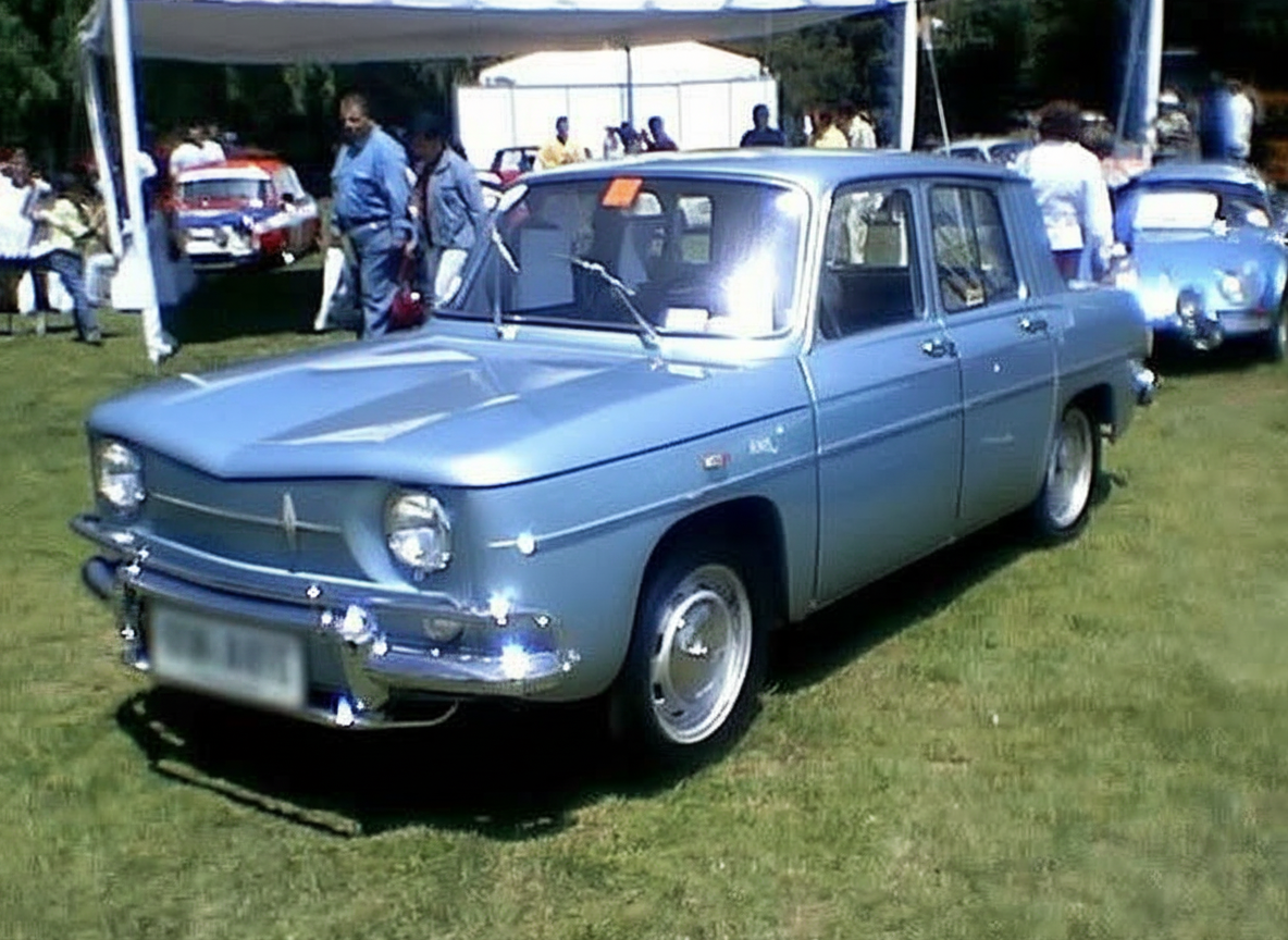 Renault 8 Major azul cielo en exhibición