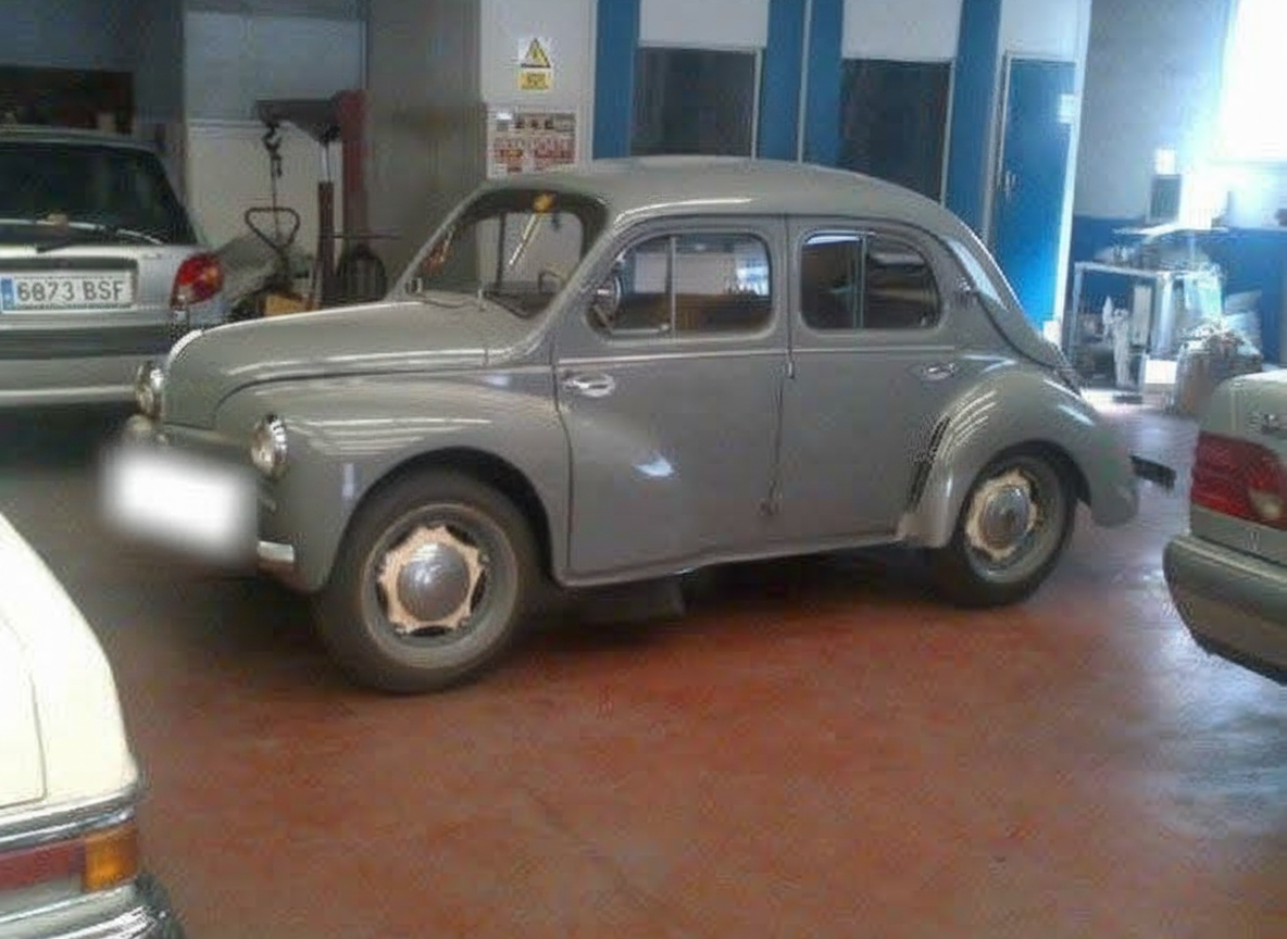 Renault 4CV gris a punto de embarcarse a México desde Francia, directo para el CRGS