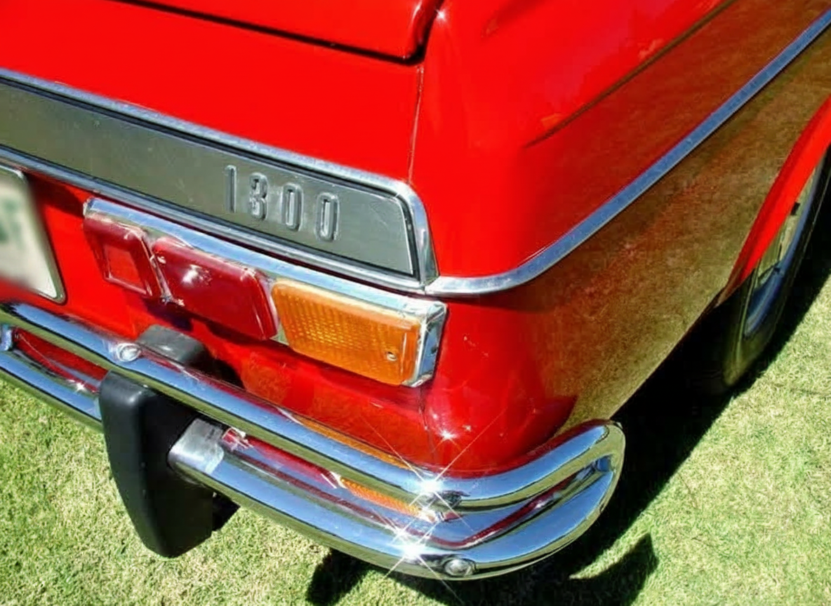 Detalle de la calavera trasera de un Renault 10 rojo