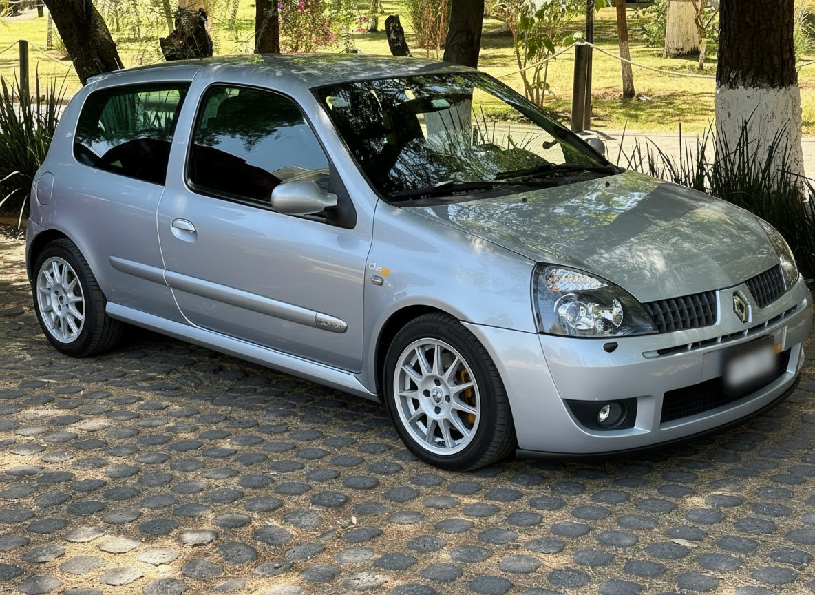 Renault Clio RS plateado de perfil