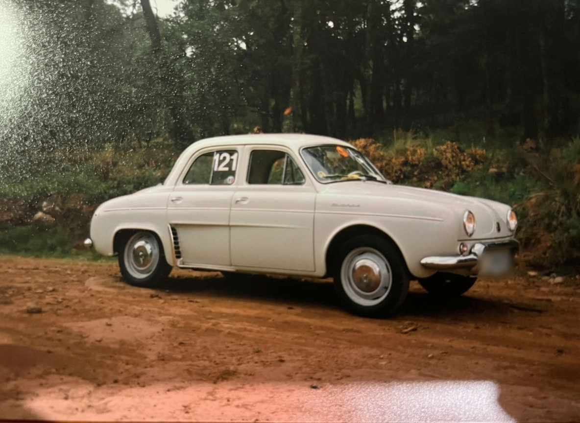 Renault Dauphine blanco número 121 en camino de terracería