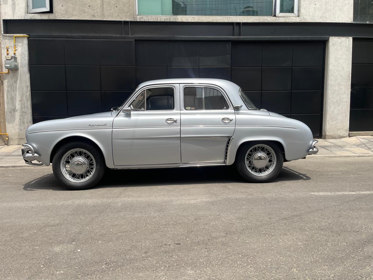 Renault Dauphine plateado de perfil en la calle