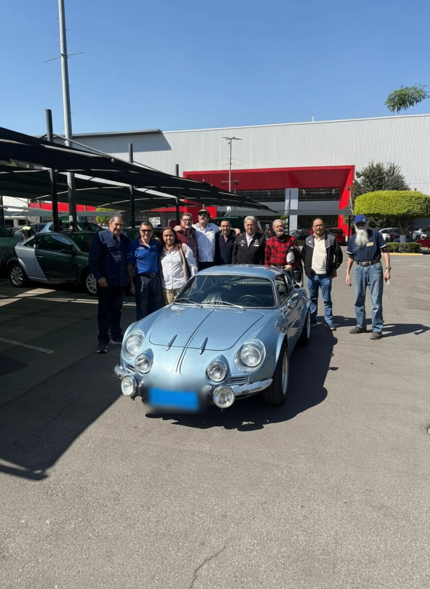 Miembros del Club junto a un Dinalpin azul en un desayuno especial
