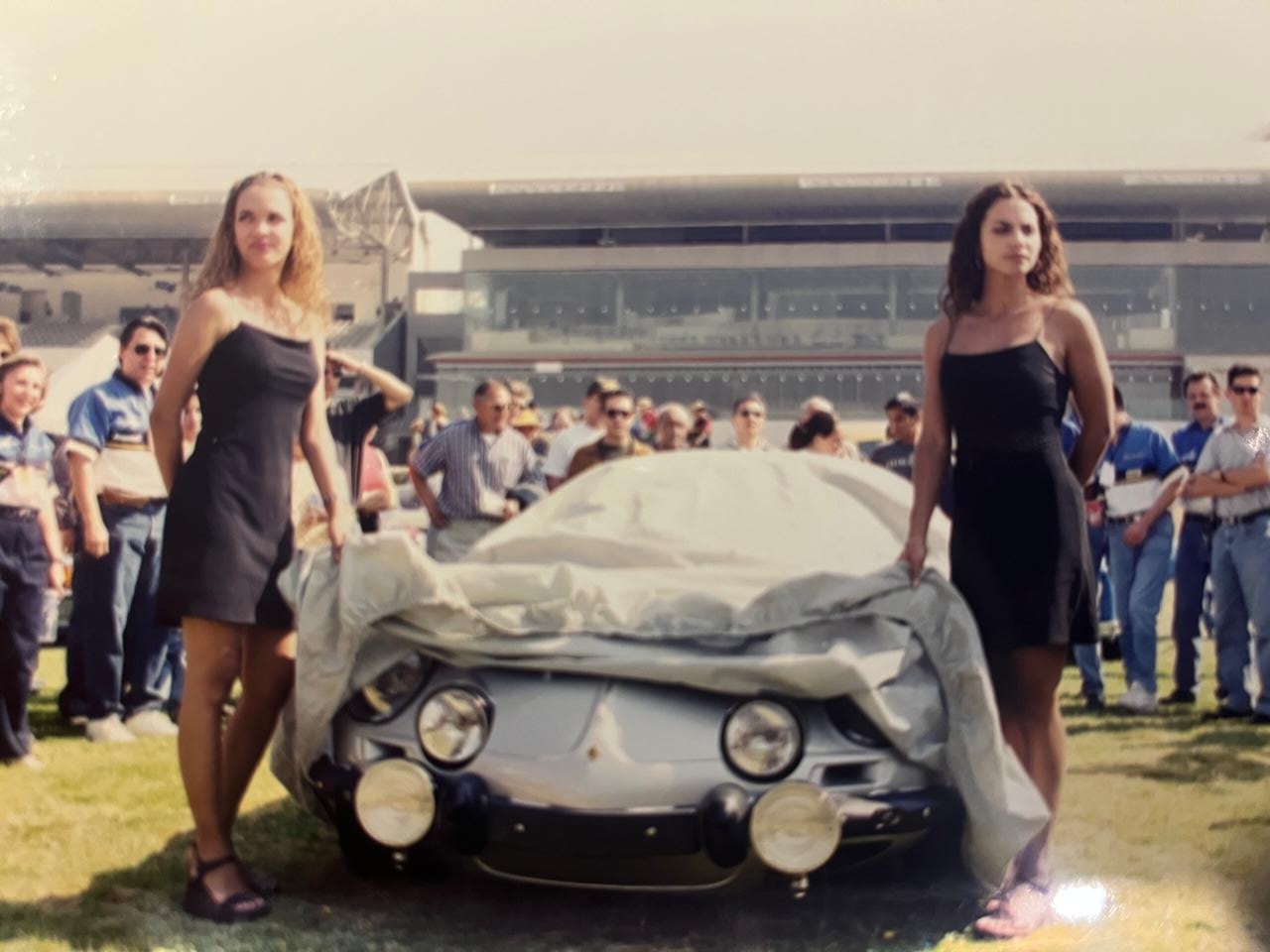 Destape de un Alpine A110 azul en evento del club