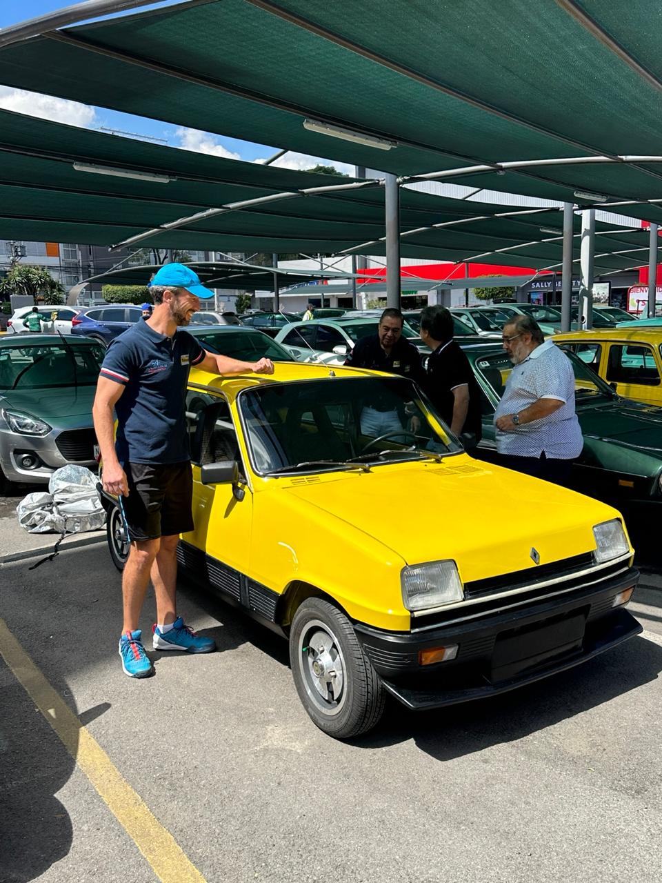 Destape de un Renault 5 amarillo en evento del club