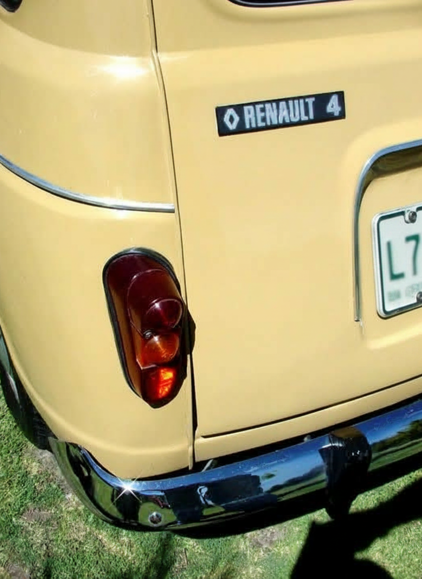Detalle de la calavera trasera y emblema de un Renault 4L amarillo
