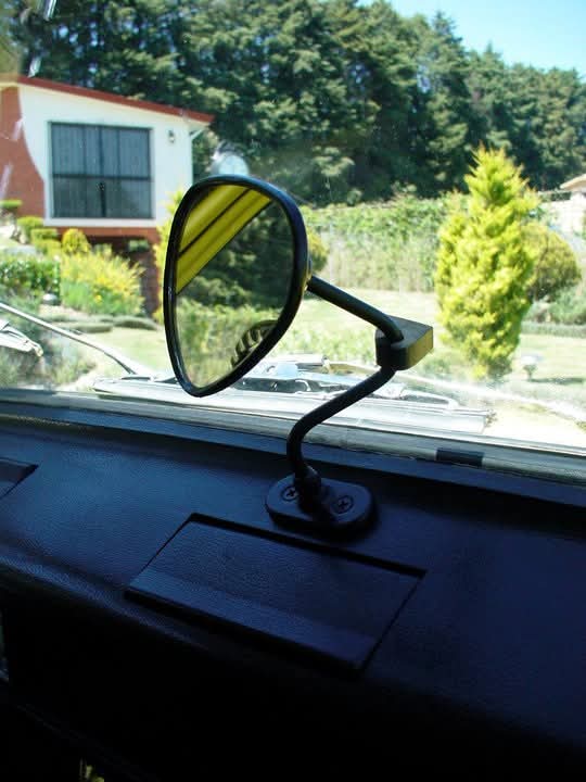 Espejo retrovisor original de un Renault 4L