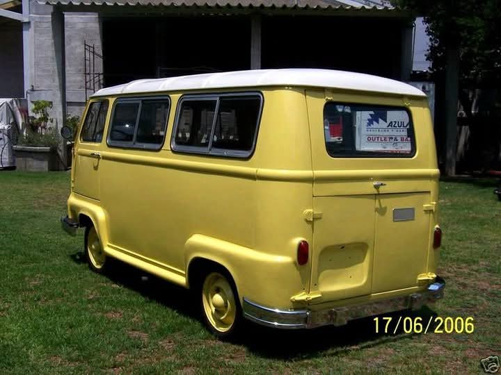 Renault Estafette amarilla vista desde atrás
