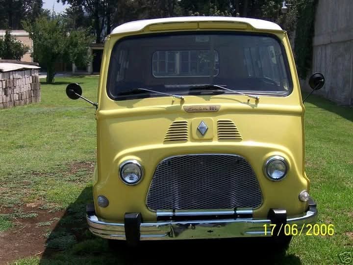 Renault Estafette amarilla vista de frente