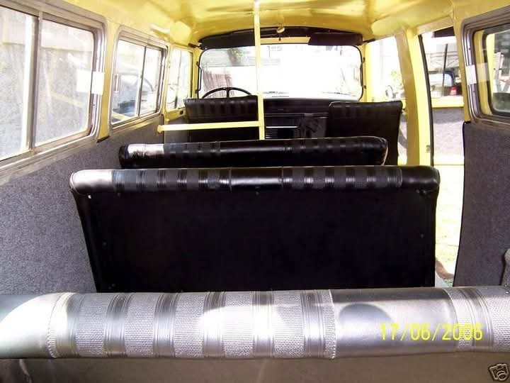 Interior amplio de la Renault Estafette con varias filas de asientos