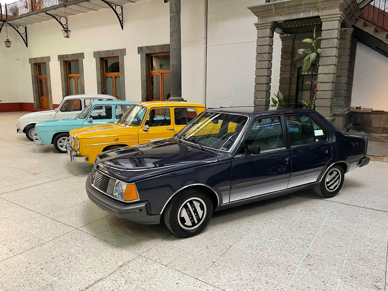 Renault 18 GTX azul y otros clásicos en evento de Renault de México