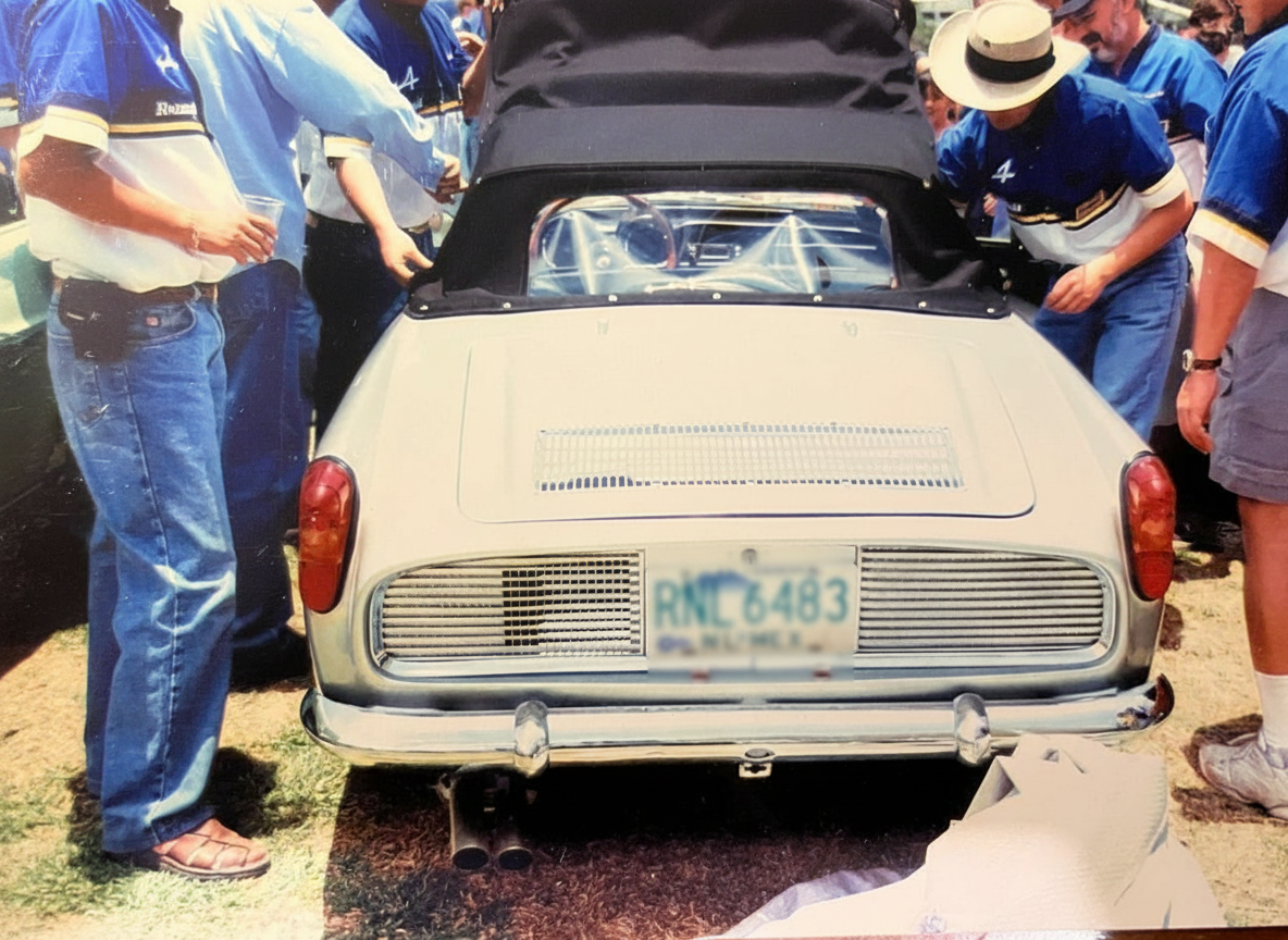 Renault Floride convertible blanco rodeado de miembros del club