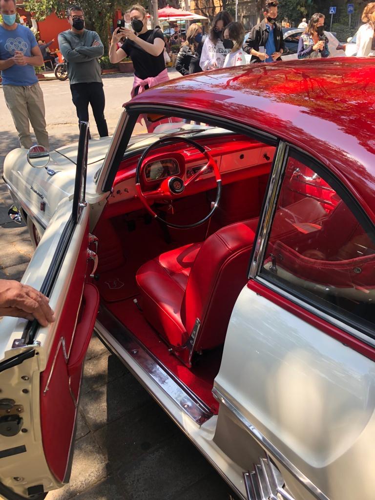 Interior rojo y carrocería blanca del Renault Floride