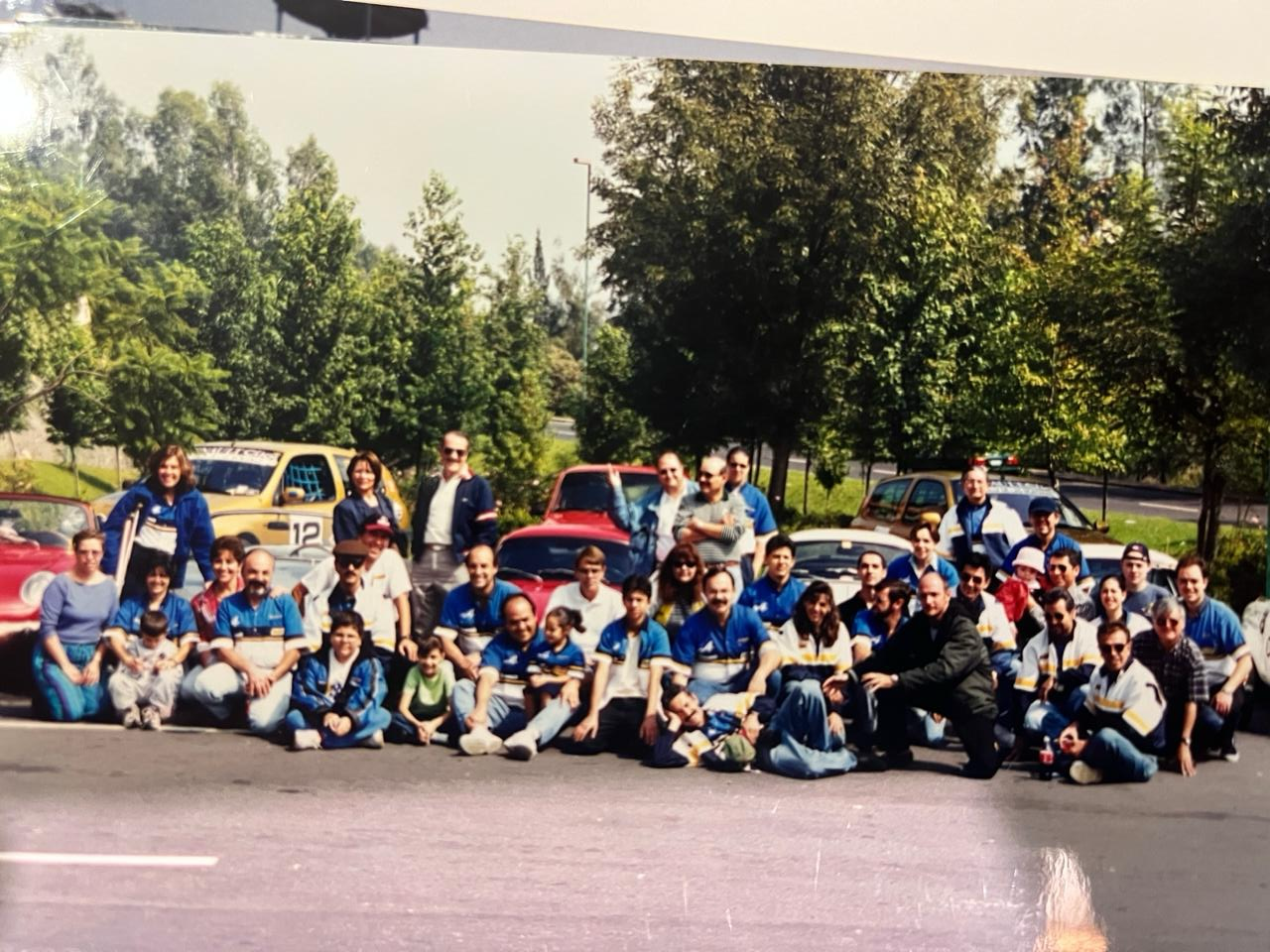 Foto grupal de los miembros del CRGS con sus Renault clásicos