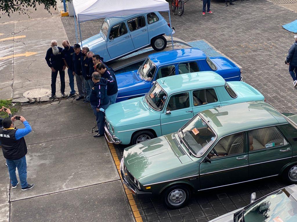 Miembros del club junto a Renault 4, 8 y 12 en foto del recuerdo