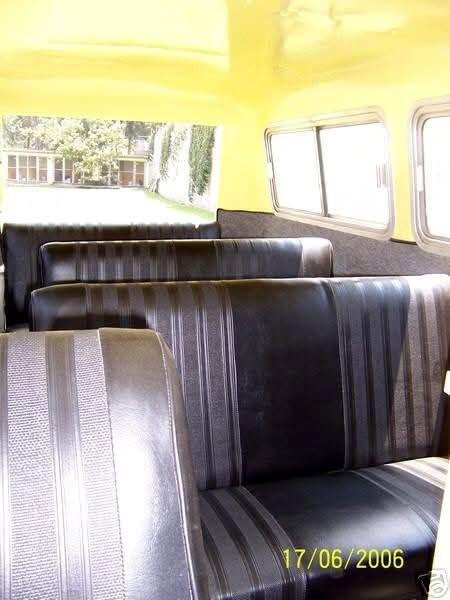 Interior de la Renault Estafette amarilla con asientos corridos