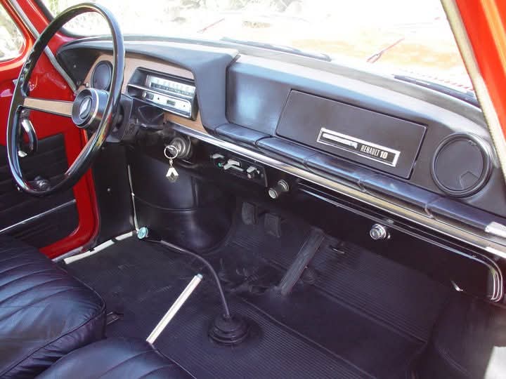 Interior del Renault 10 con volante, tablero y guantera originales
