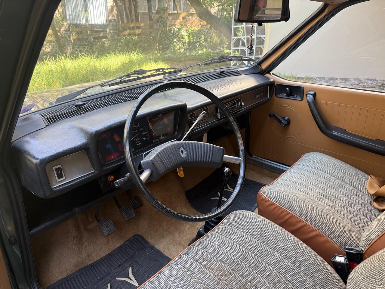 Interior del Renault 12 con volante y tablero originales