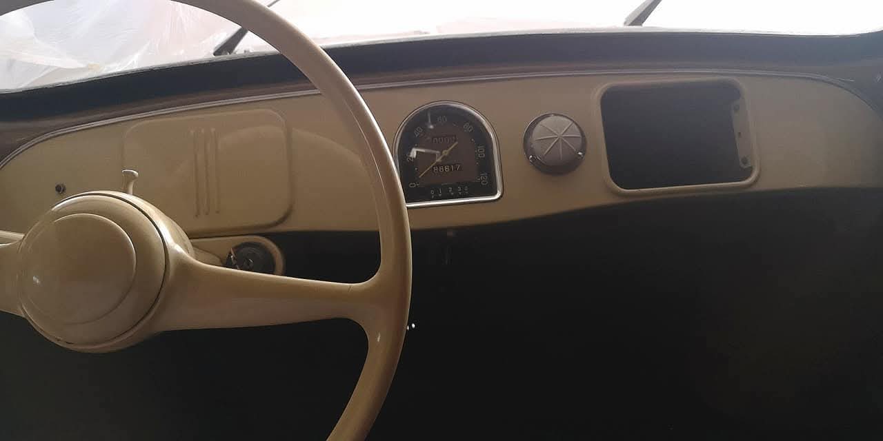 Interior del Renault 4CV con tablero y volante originales color marfil