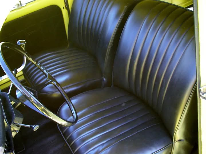 Asientos delanteros tapizados en piel negra de un Renault 4L