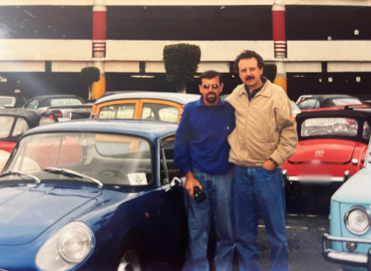 Javier con un amigo junto a Alpine azul y clásicos Renault