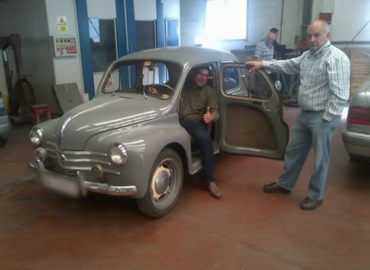 Renault 4CV gris en un taller en Europa, listo para el embarque a México