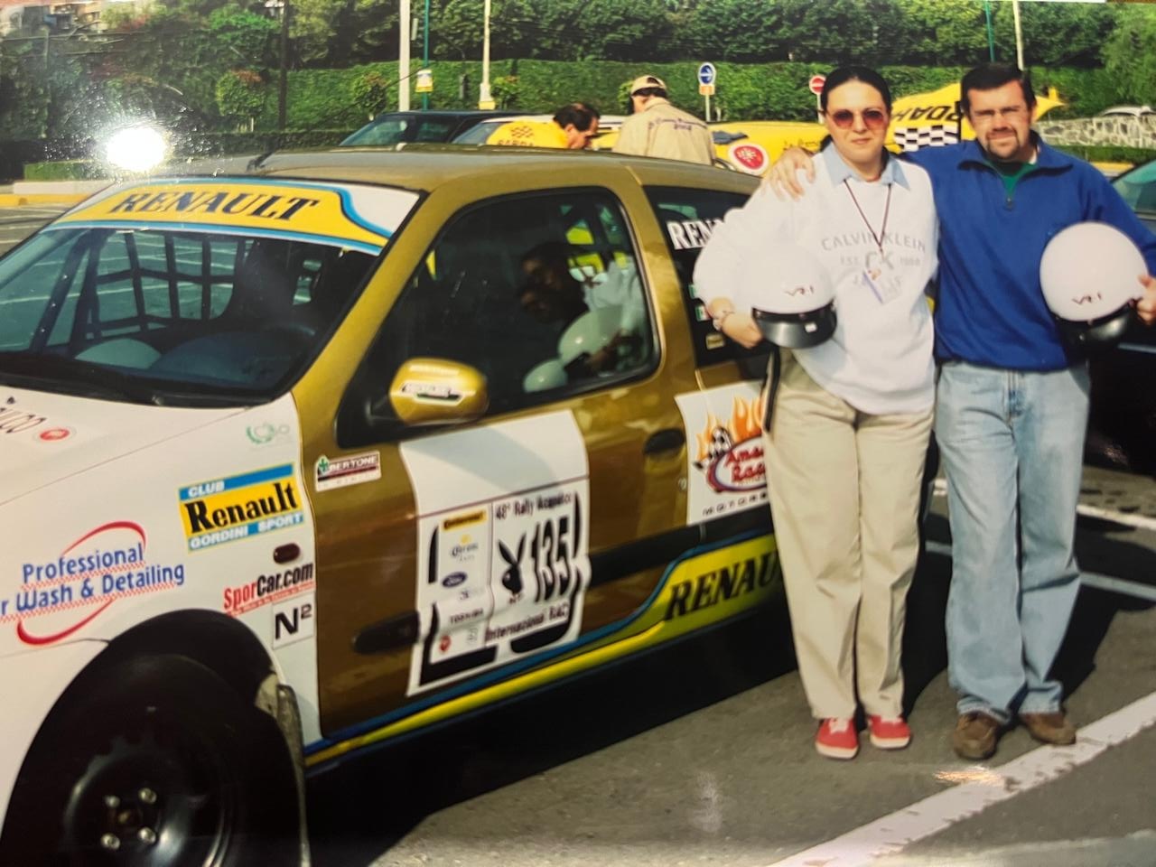 Los González junto a su Renault Clio de rally