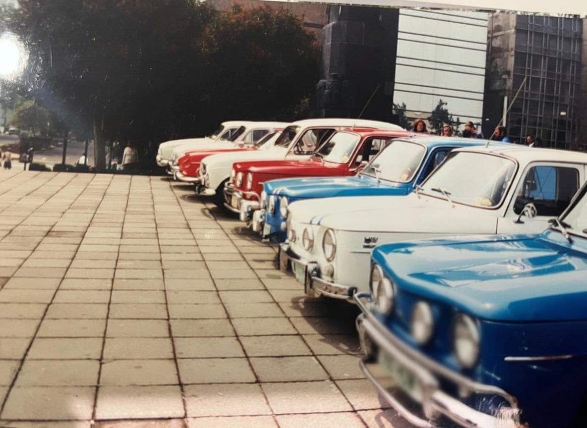 Fila de Renault clásicos frente al Monumento a la Revolución