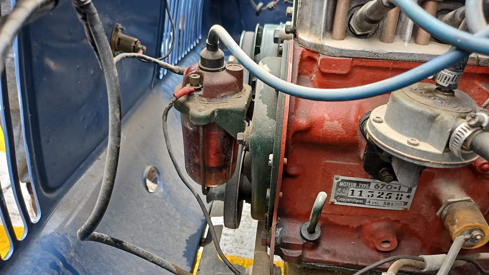 Detalle del motor 4CV tipo 670-1 con placa original
