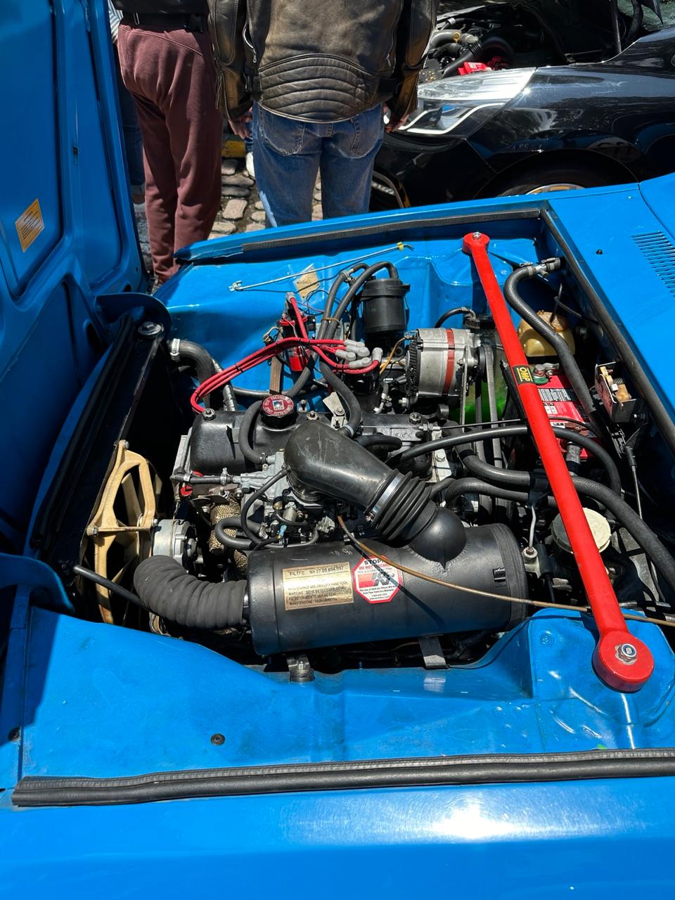 Motor del Renault 12 TS azul