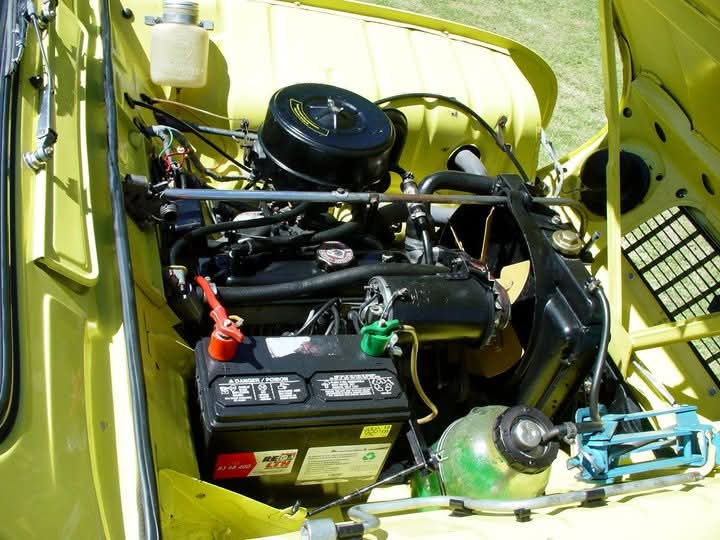 Motor del Renault 4L amarillo