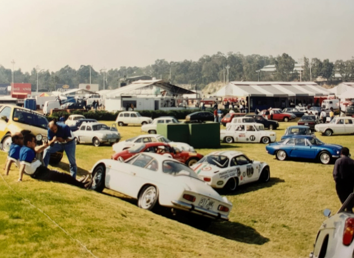 Alpines, Renault 8 y clásicos Renault en el paddock del Autódromo Hermanos Rodríguez