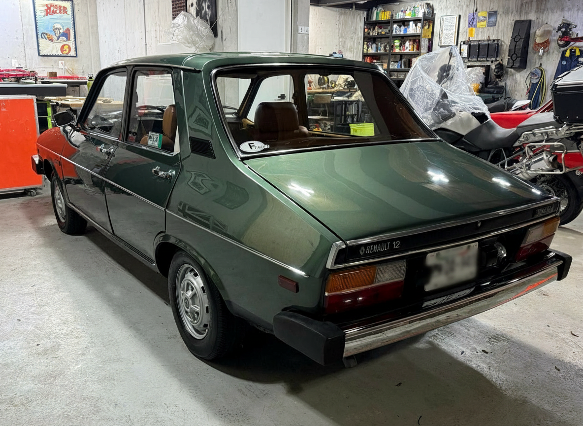 Renault 12 verde en su garage