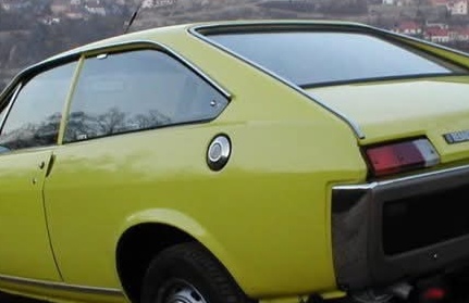 Renault 15 amarillo visto desde atrás