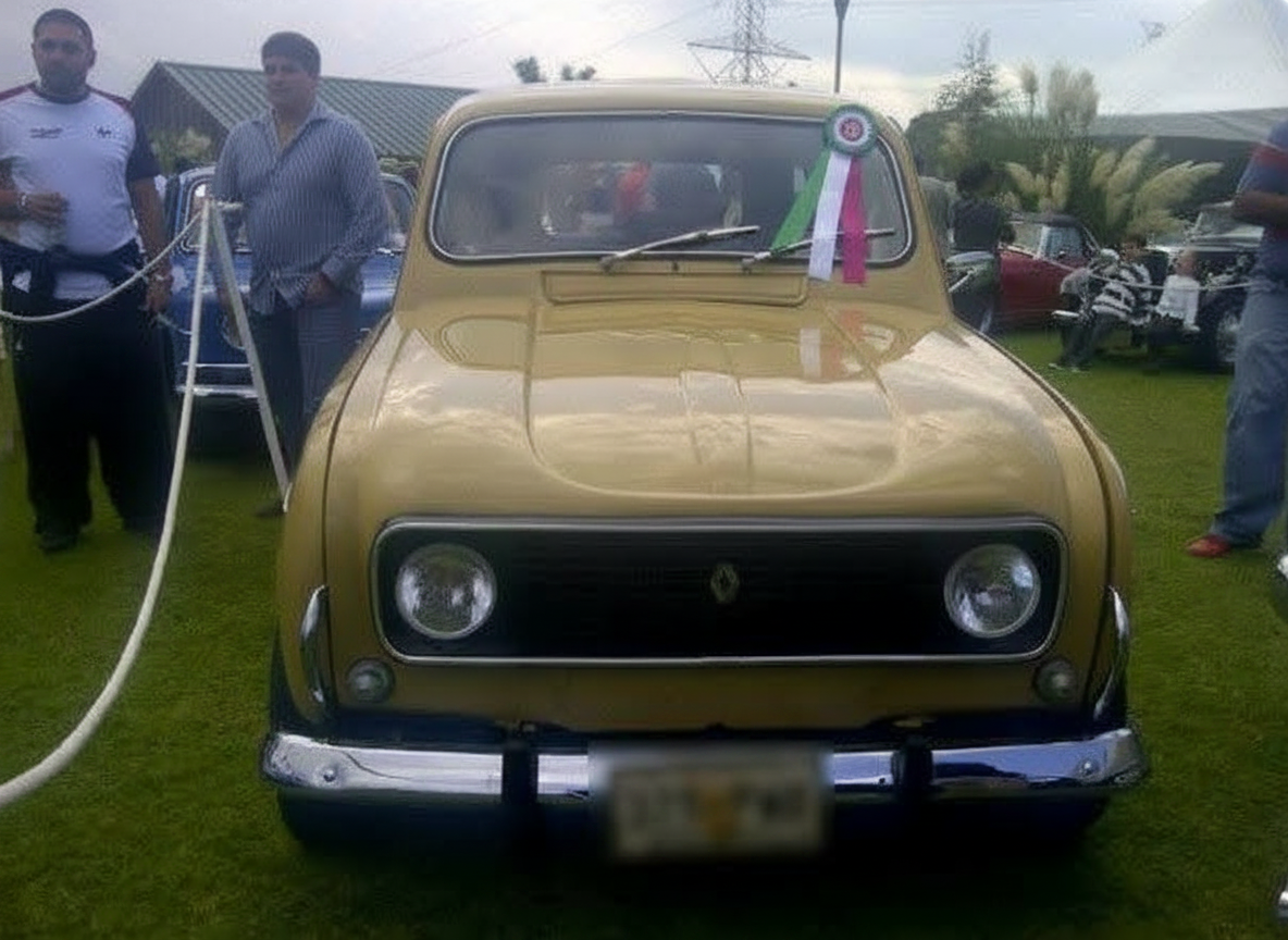 Renault 4 amarillo en exhibición