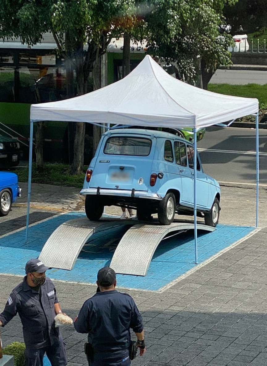Renault 4 azul cielo exhibiéndose sobre rampas en Renault Tepepan