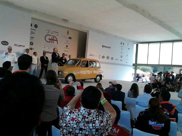 Renault 4 amarillo en el escenario del GIA