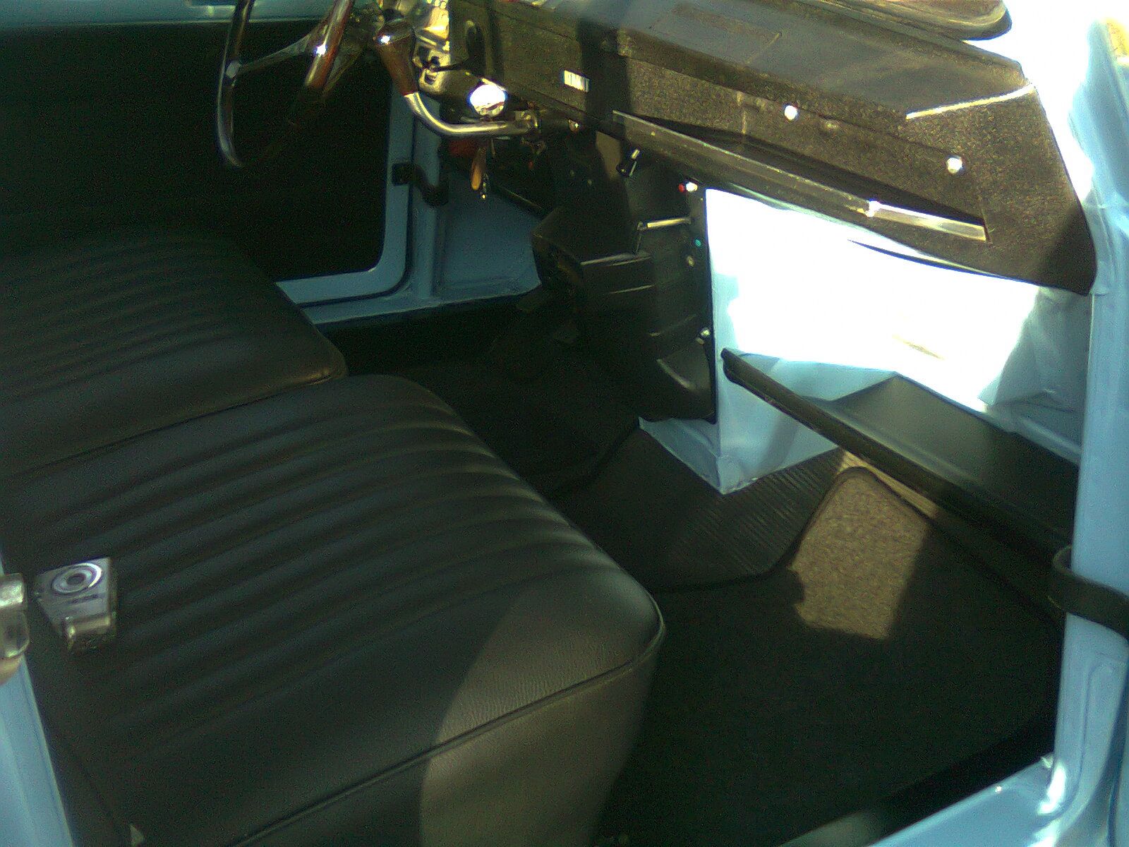 Interior del Renault 4L con banca corrida original en vinil negro
