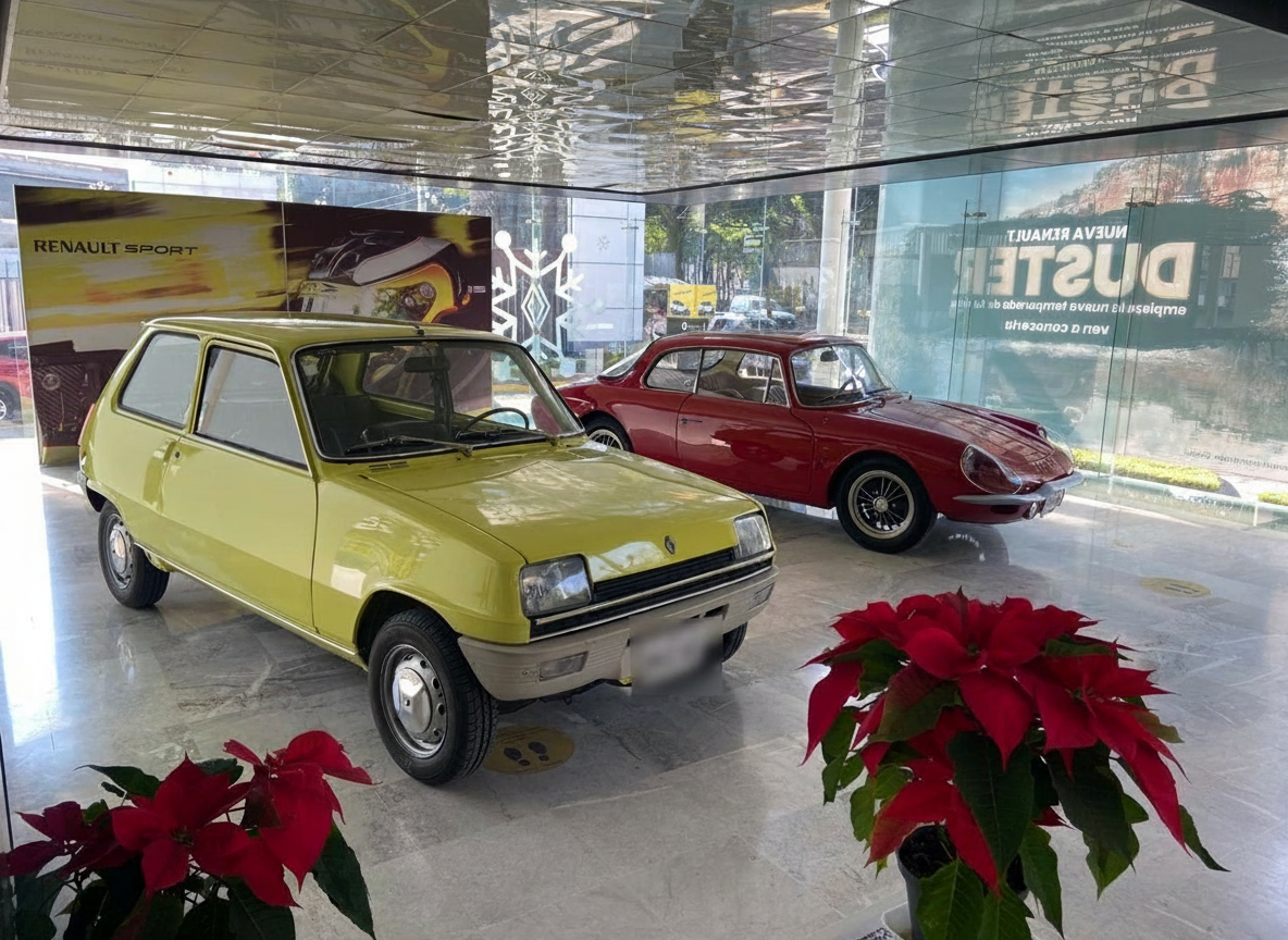 Renault 5 amarillo y Renault GT4 rojo en showroom